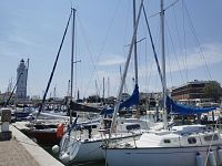 prístav menších lodí a v pozadí maják Faro di Rimini