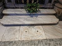 jednoduchý náhrobný kameň, kde odpočíva Gian Lorenco bernini a jeho otec Pietro