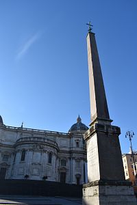 obelisk na námestí Piazza dell´Esquilino za bazilkou