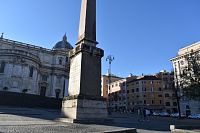 spodná časť obelisku, bazilika Santa Mária Maggiore a dom v ktorom bývala rodina Bernini