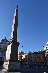 obelisk, dom a jedna z dvoch postranných kupôl