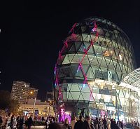 nasvietená Eurovea (obchodné centrum) s meniacimi sa obrazcami