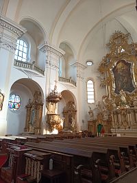 pohľad na hlavný oltár a barokovú kazateľnicu z roku 1864
