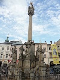 stĺp Najsvätejšej Trojice v dolnej časti osem svätcov