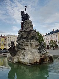 socha Krakonoša a štyroch permoníkov