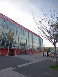 budova veľkých rozmerov s veľkou zasklenou plochou