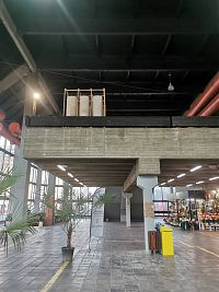 presklené vonkajšie steny prepúšťajú dovnútra veľa svetla