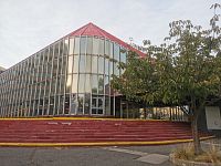 schodisko a hlavný vchod do budovy tržnice