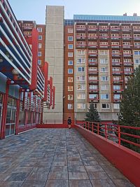 pohľad na jednu z budov internátov z terasy polyfunkčnej budovy