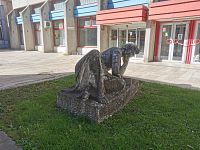 v areáli sme našli dve sochy - "Čítajúca" z roku 1980 od Alexandra Trizuljaka