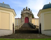 Mariánský kopec: vstupní portál do areálu kostela Nanebevzetí p. Marie