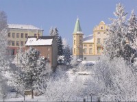 V zimě: Vlevo škola, vpravo Česká Spořitelna. www.svetlans.arez.net
