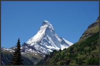 Naše jízda Glacier Expressem začíná v Zermattu pod legendárním Matterhornem