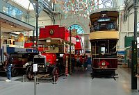 Historický autobus (1911) a dvoupatrový vůz tramvaje (1910)