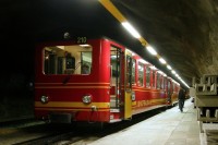 Vlak zubačky Jungfraubahn ve stanici Eismeer