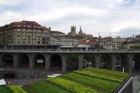 Lausanne leží na několika kopcích, které propojují vysoké viadukty