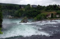 Fotka z vlaku při přejezdu mostu nad vodopády Rheinfall u města Schaffhausen