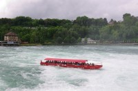 V nabídce pro turisty je plavba lodí přímo do válce pod vodopády