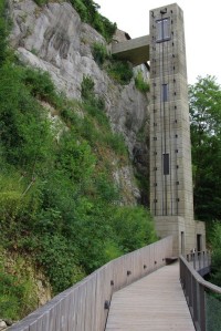 Výtah, kterým se návštěvníci dostanou nahoru na hrad