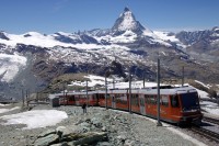 Vlak klesá zpátky do Zermattu