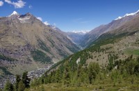 Postupně se dostáváme vysoko nad údolí, ve kterém leží Zermatt