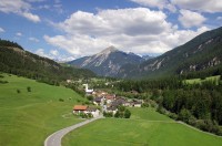 Jedna z malebných alpských vesniček poblíž Churu