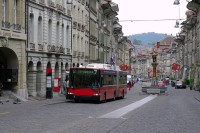 Hlavní třída procházející historickým centrem Bernu po které jezdí trolejbusy