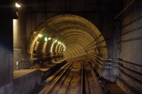 Pohled ze soupravy metra do tunelu