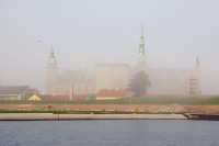 Hrad Kronborg vystupující z mlhy