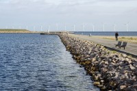 Pobřeží Oresundské úžiny s větrníky větrné elektrárny