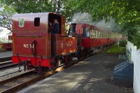 Parní lokomotiva ev. č. 12 přijíždí v čele osobního vlaku do stanice Castletown.