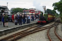  Parní vlak s lokomotivou ev. č. 10 pózuje fotografům ve stanici Port Erin.