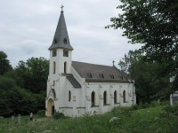 Kostel, tichý svědek uprostřed hřbitova