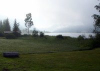 Ranní mlha nad jezerem