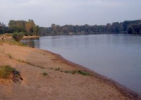 Břehy jezera ještě nejsou dostatečně upraveny