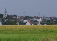 Neusiedl s "farmou" větrných elektráren v pozadí