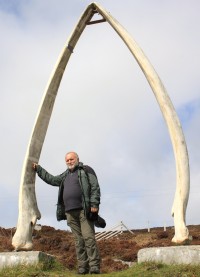 Brána z velrybích kostí vítá turisty.