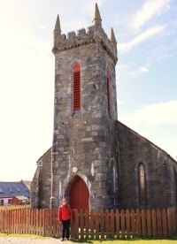 Čelní pohled na kostel. (Coll Parish Church.)