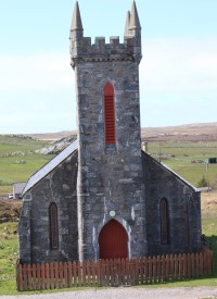 Čelní pohled na kostel. (Coll Parish Church.)