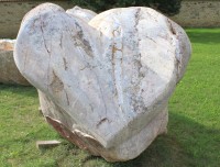 Sokolov - kamenné srdce v parku.