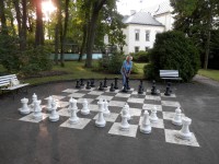 v zahradě si lze zahrát šachy
