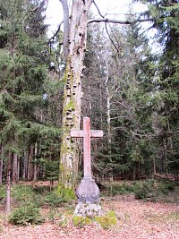 kříž jako památka na místo,kde byl postřelen vychovatel u rodiny Nosticů J.Dobrovský