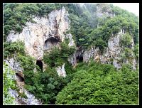 jeskyně Savina pečina ve stěně pod hradem Mileševac