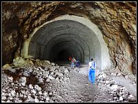 cesta tunely ve svahu kaňonu Mileševky