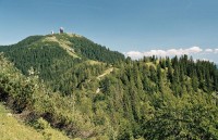 vrchol Gemeindealpe se sedlem v západní části