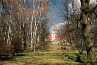park před hradem Bouzov