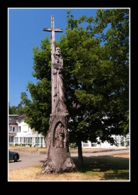 kříž před kostelem v Juodkranté