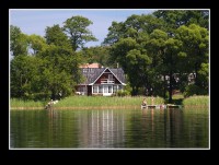 domky  na břehu jezera Lušiai