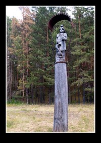 dřevěné sochy na břehu jezera Lušiai