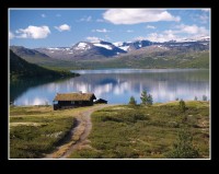 jezero övre Sjodalvatnet s hřebenem Jotunheimen